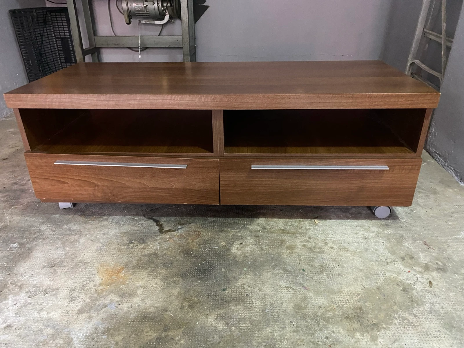 Mueble bajo con ruedas y cajones